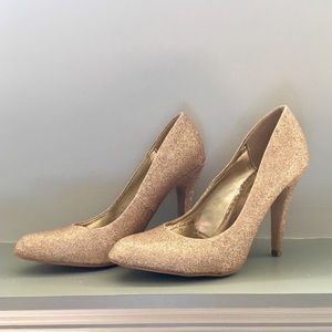 Gold glitter 4” pumps